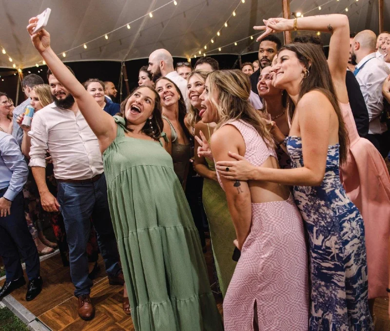 Los invitados son los mejores fotógrafos de tu boda, fiesta de quinceañera, cumpleaños