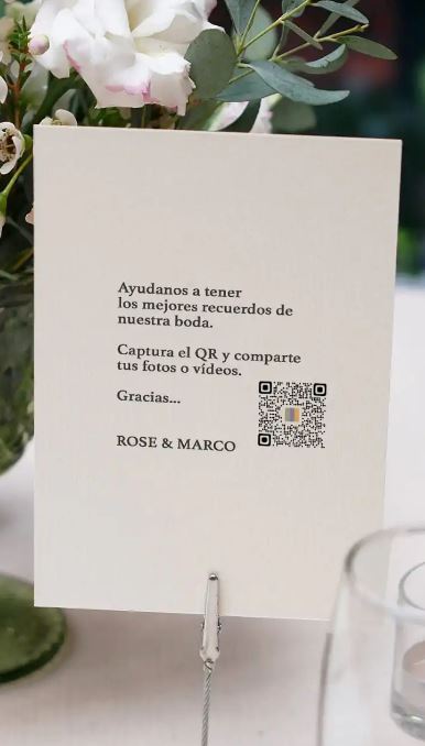 Invitación para compartir fotos y videos en una celebración de boda desde un código QR