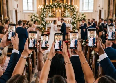 Invitados de una boda haciendo fotos con sus teléfonos móviles